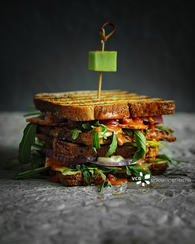 吐司培根奶酪番茄酱分层三明治图片素材