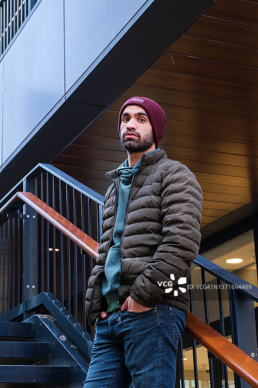 25-29岁英俊男子在楼梯上的肖像图片素材