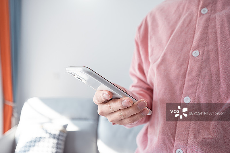 使用智能手机的特写镜头图片素材