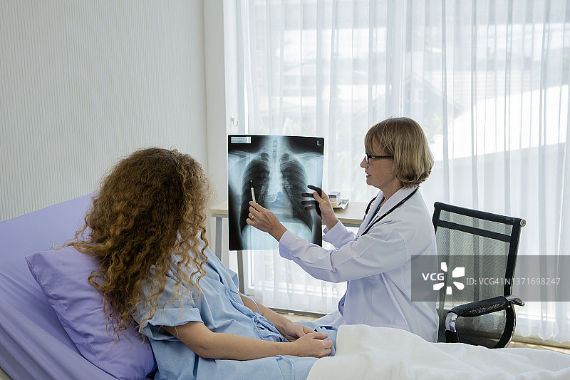 医生和病人一起拿着X光片图片素材