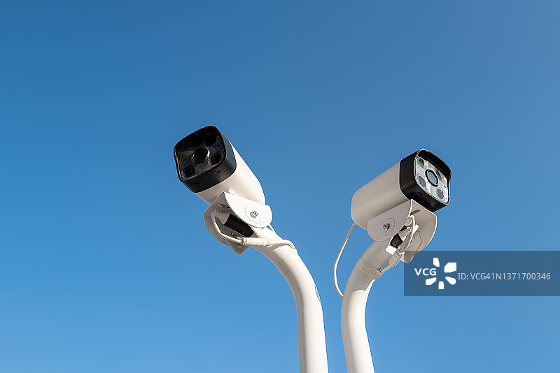 蓝色背景上的两个网络摄像头图片素材