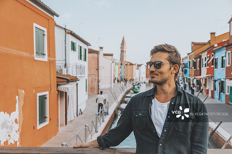 年轻游客在意大利威尼斯布拉诺镇的街道上行走图片素材
