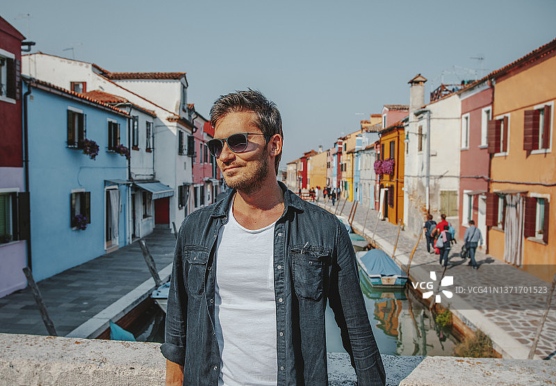 年轻游客在意大利威尼斯布拉诺镇的街道上行走图片素材