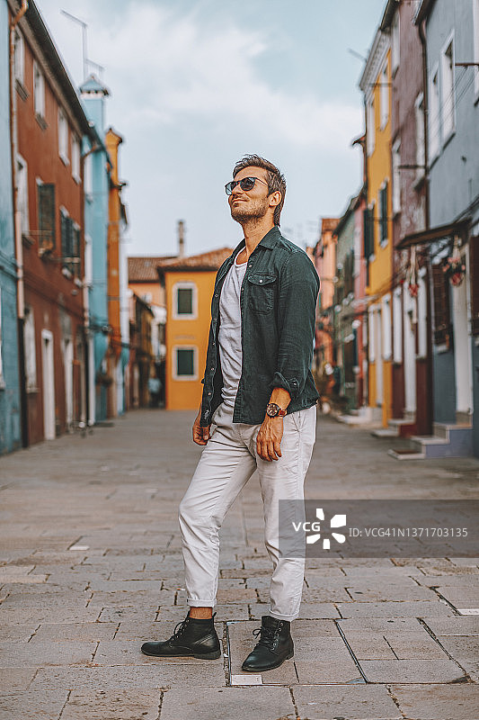 年轻游客在意大利威尼斯布拉诺镇的街道上行走图片素材