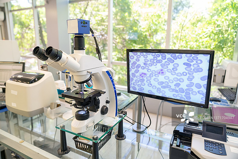 实验室配备数字成像系统的现代显微镜图片素材