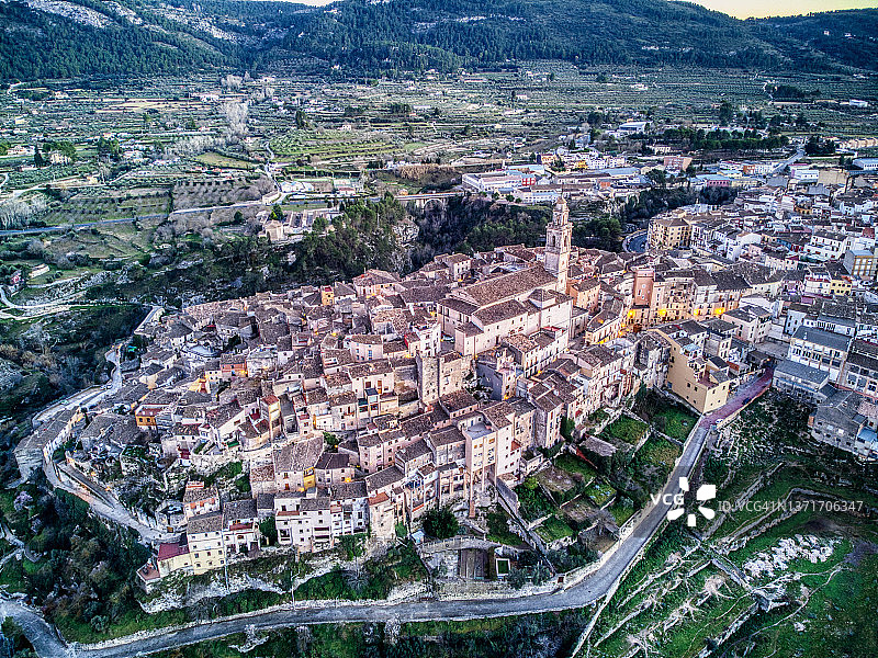 日落时分，山上中世纪建筑村庄房屋的鸟瞰图。博凯伦特镇。图片素材