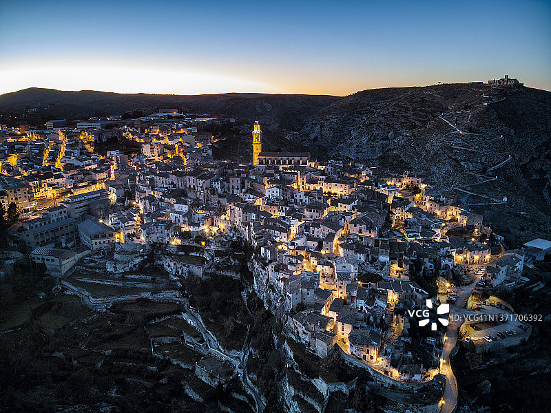 博凯伦特镇山丘上中世纪建筑古镇的黄昏航拍图片素材