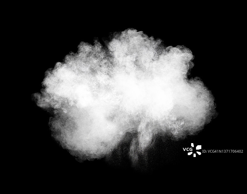 黑色背景上的白色烟雾爆炸云图片素材