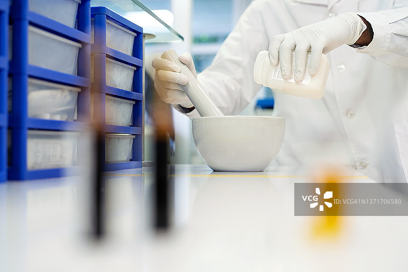 科学家在实验室里制作药物的特写镜头图片素材