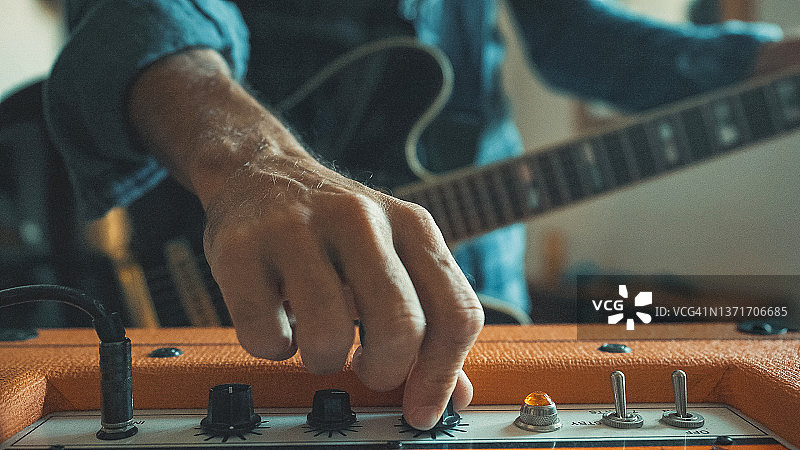 摇滚吉他手在家弹吉他图片素材