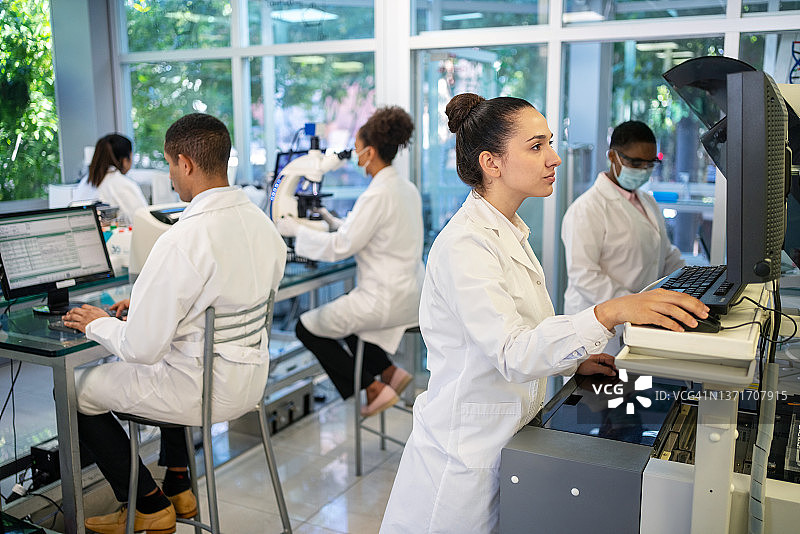 在科研实验室工作的人们图片素材