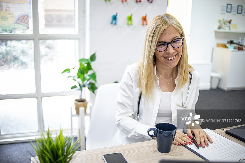 女医生在办公室工作图片素材