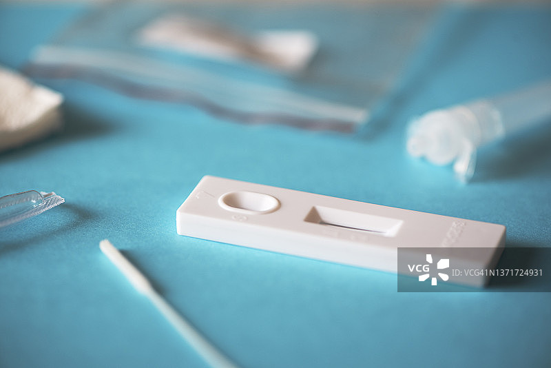 用于检测COVID-19的快速检测设备。自测图片素材