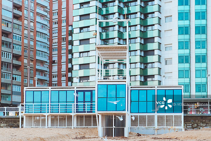 圣洛伦索海滩住宅楼前的救援站图片素材
