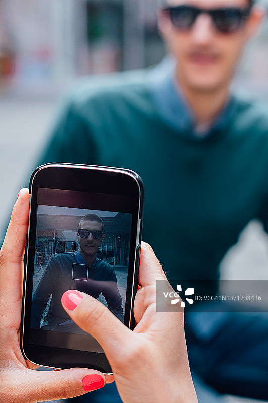 拍照的女人图片素材