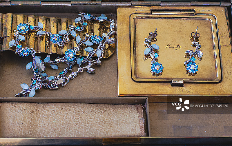 复古金色钱包里的项链和耳环图片素材