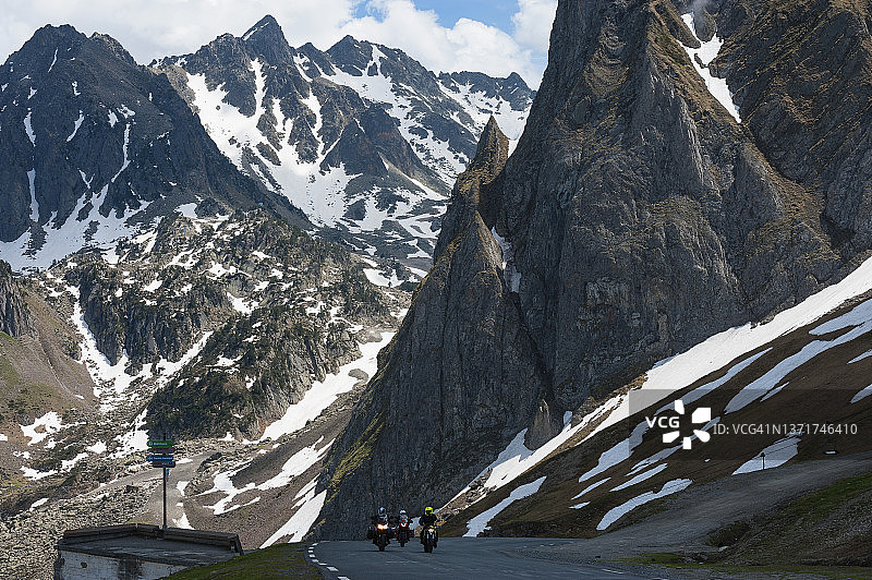 摩托车手骑行在法国图尔马莱山口图片素材