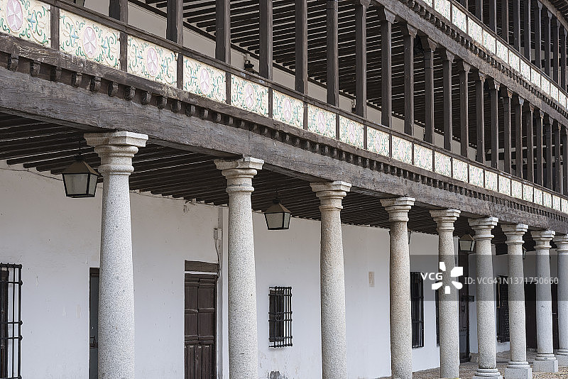 西班牙特布莱克马约尔广场的凉廊图片素材