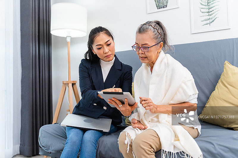 保险顾问拜访居家老年妇女图片素材