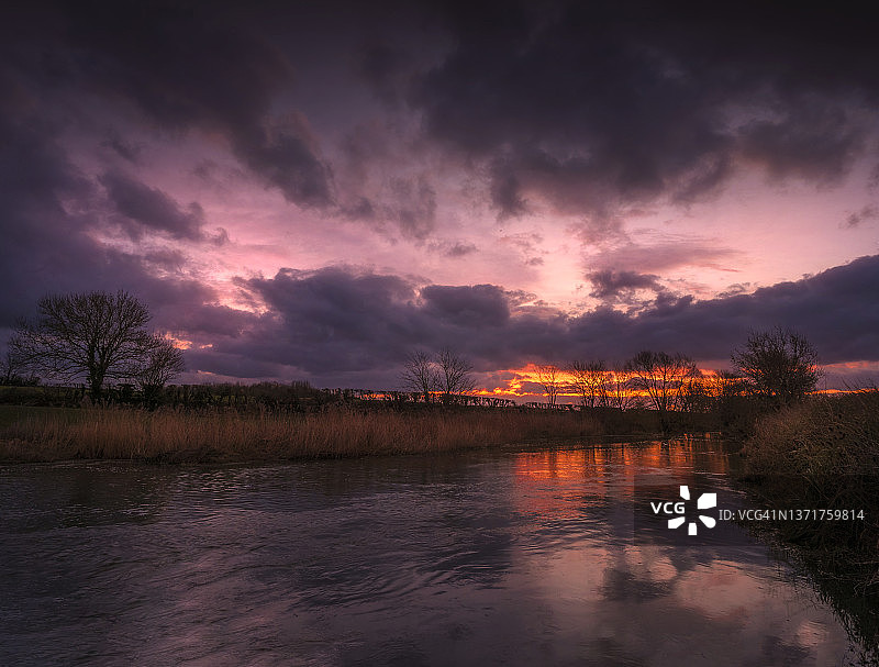 冬季位于英格兰多塞特郡斯特明斯特马歇尔的斯托尔河图片素材