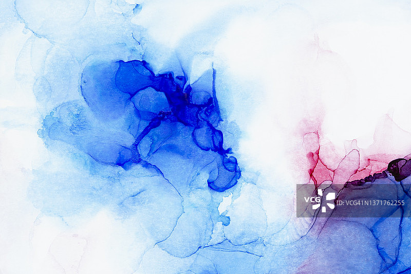 白色背景上蓝色和红色酒精墨水层和飞溅的微距特写：抽象背景图片素材