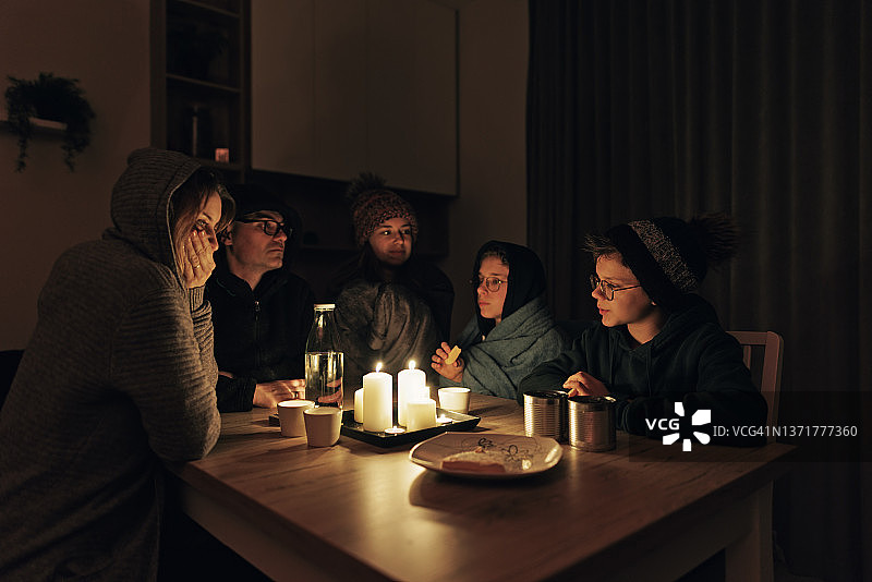 停电时一家人坐在蜡烛旁图片素材