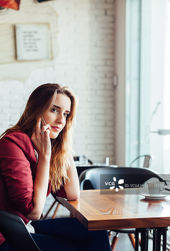 女人正在打电话图片素材