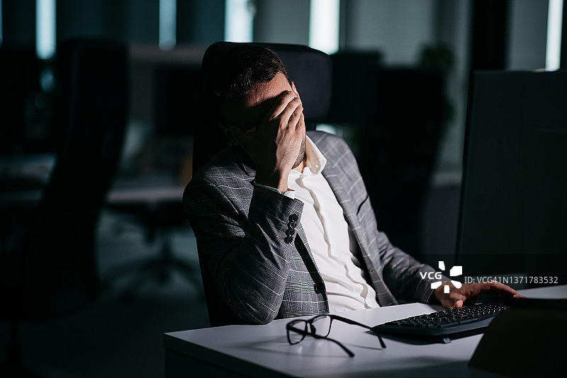 时尚商人深夜工作疲惫图片素材