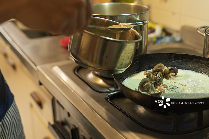 男子享受居家隔离时光图片素材