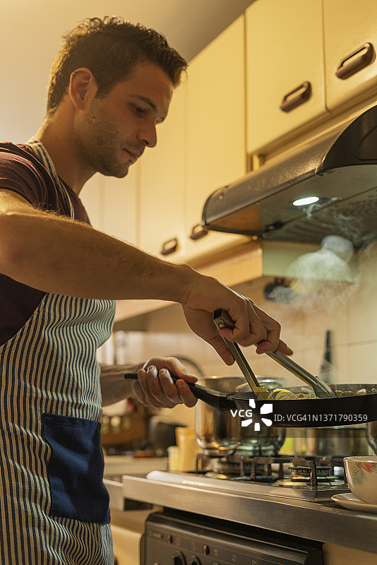 男子享受居家隔离时光图片素材