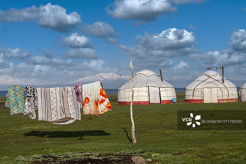 吉尔吉斯斯坦宋科尔湖的游牧帐篷（蒙古包）图片素材