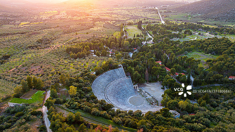 日落时埃皮达鲁斯古希腊剧场的鸟瞰图图片素材