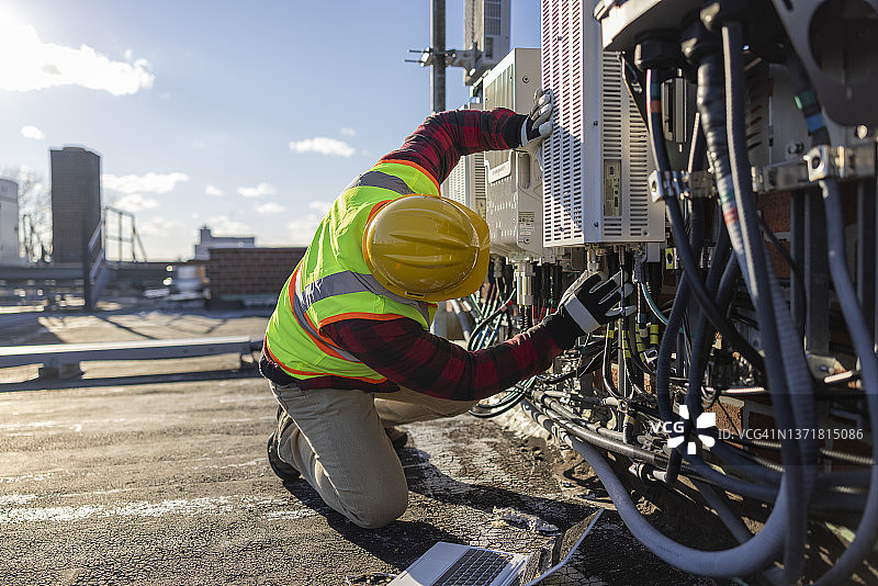 维修人员在屋顶检查电信设备图片素材