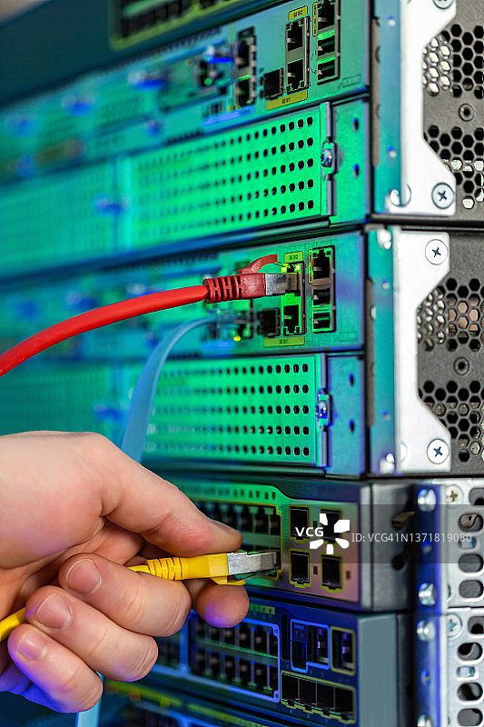 已插入的黄色和红色以太网线缆特写图片素材