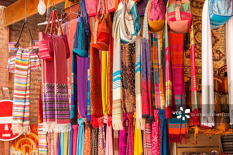 马拉喀什出售的彩色围巾图片素材