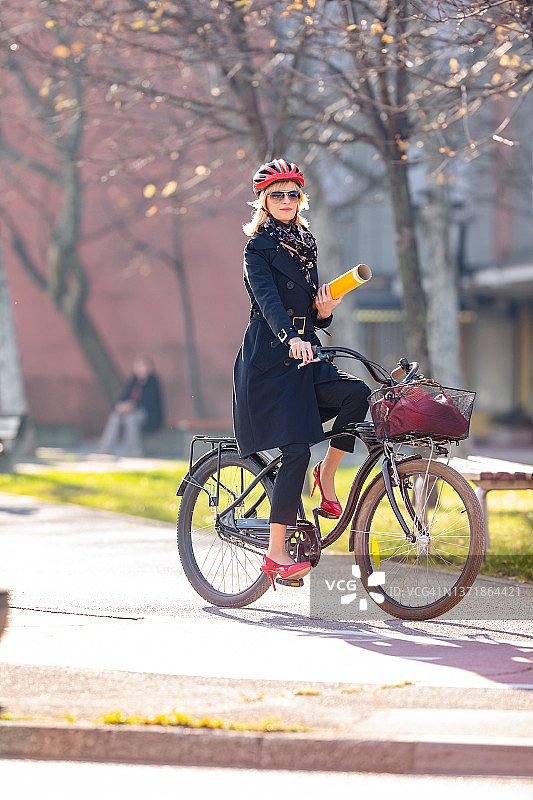 骑自行车上班的女建筑师图片素材