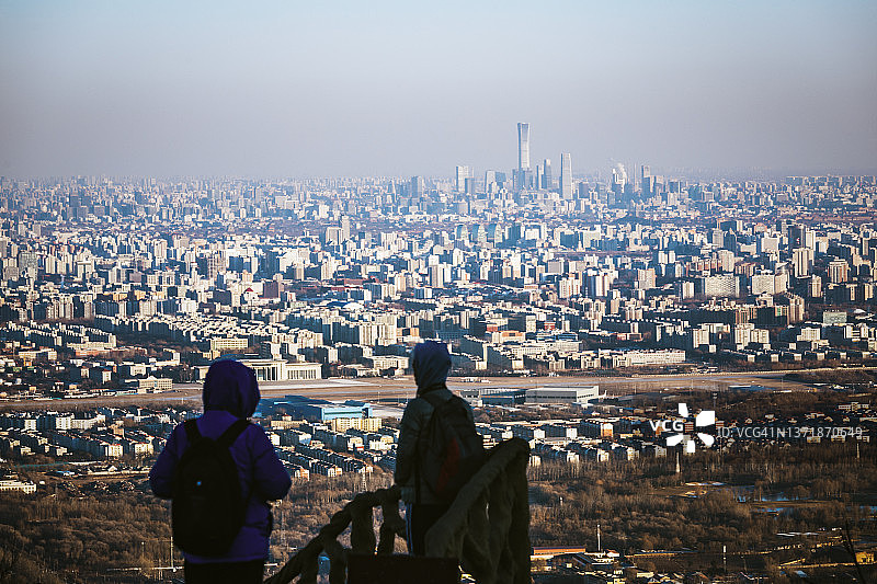 两个男人在山上眺望北京图片素材