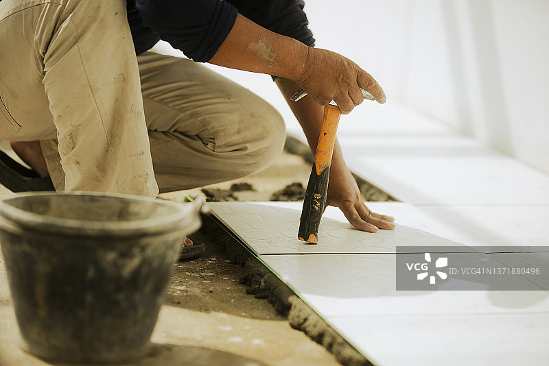 手工艺人安装地砖图片素材