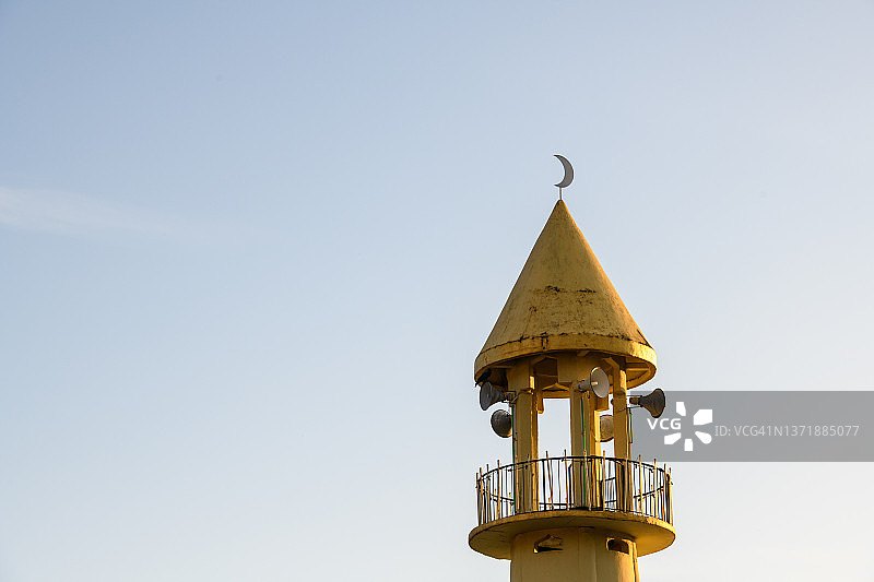 黄色圆锥形清真寺图片素材