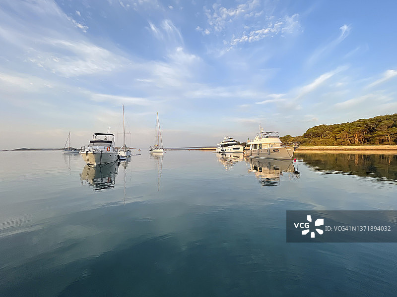 停泊在港口的船图片素材