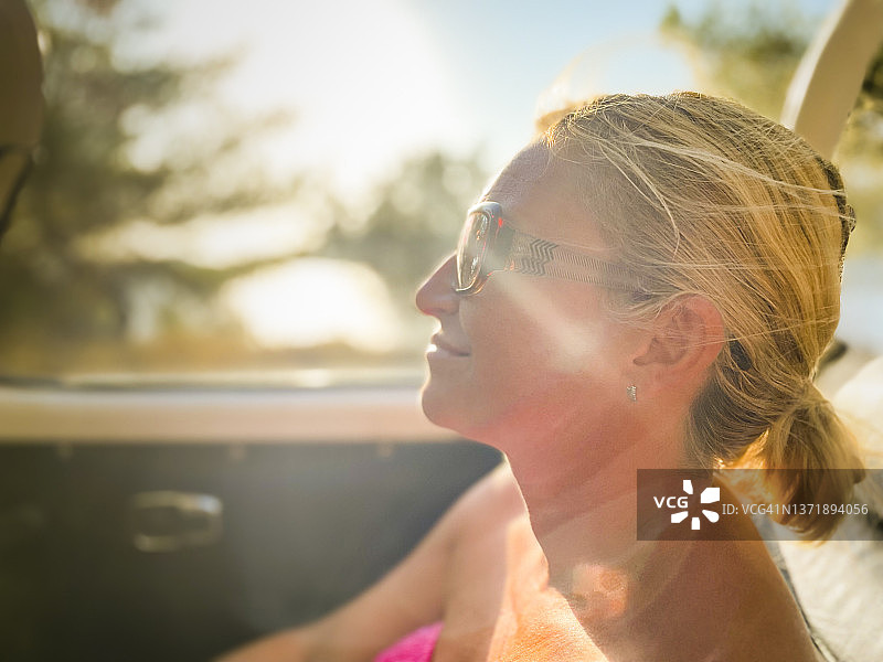 坐在敞篷车里的女人图片素材