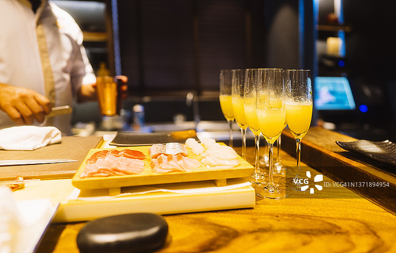 木桌上的日式梅酒鸡尾酒特写图片素材