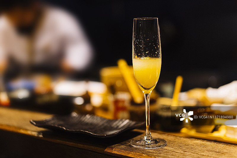 木桌上的日式梅酒鸡尾酒特写图片素材