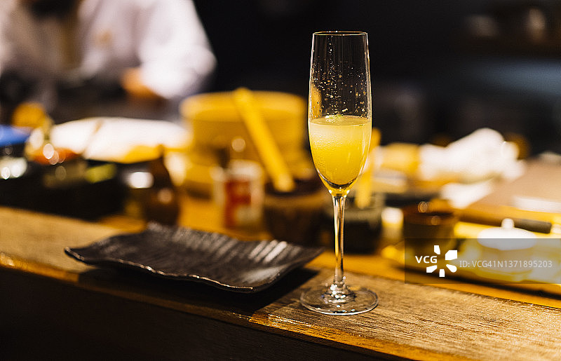 木桌上的日式梅酒鸡尾酒特写图片素材