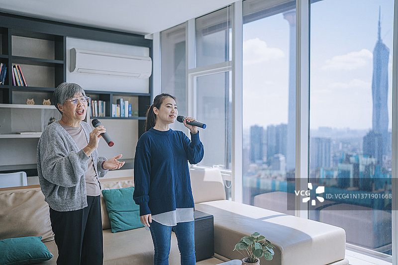 周末在家唱歌跳舞的华人母女图片素材