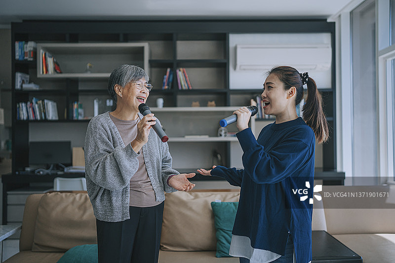 周末在家唱歌跳舞的华人母女图片素材