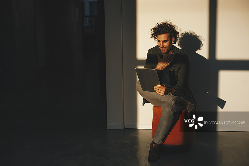 年轻千禧一代手持平板设备图片素材