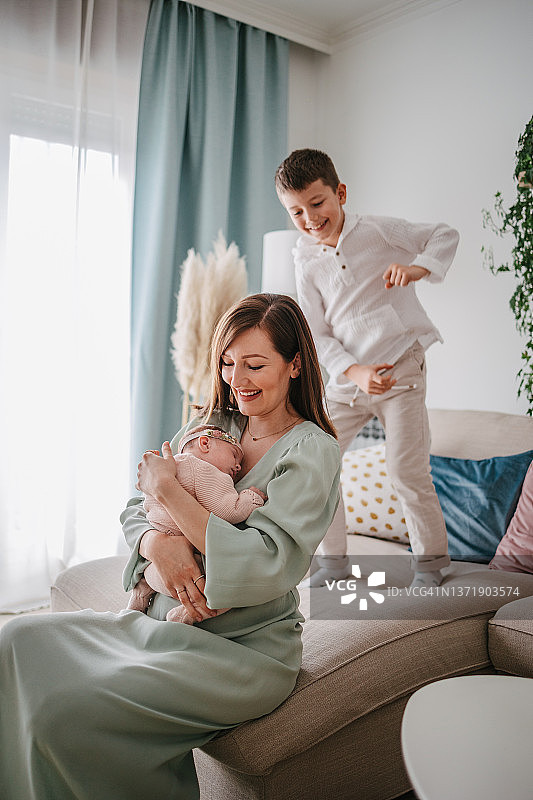 和孩子们在一起的母亲图片素材