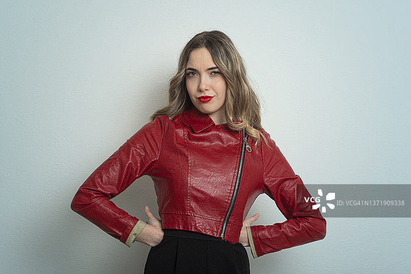 年轻的皱眉女人图片素材