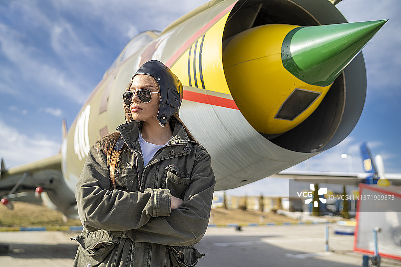 站在机场飞机旁的年轻女人图片素材